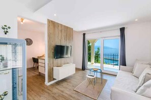 TV - Holiday apartment with wellness facilities and shared swimming pool (Novi Vinodolski)