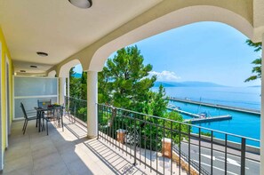 Outdoor dining - Holiday apartment with wellness facilities and shared swimming pool (Novi Vinodolski)