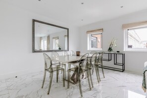 Dining - Blueground | Kensington, balcony, nr Hyde Park (London)