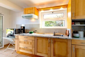 Fridge, oven, stovetop, cookware/dishes/utensils