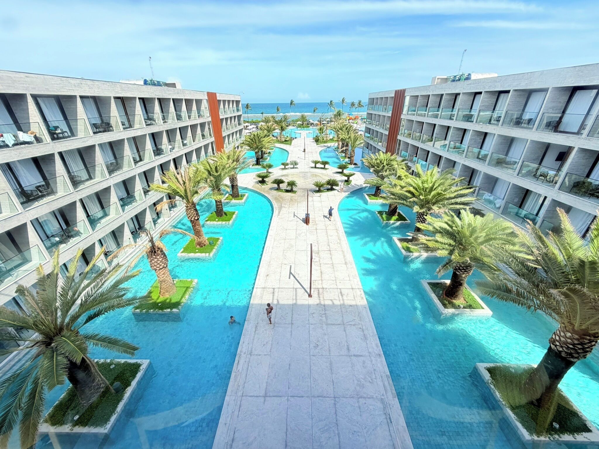 6 piscine all'aperto, cabine incluse nel prezzo, ombrelloni da piscina