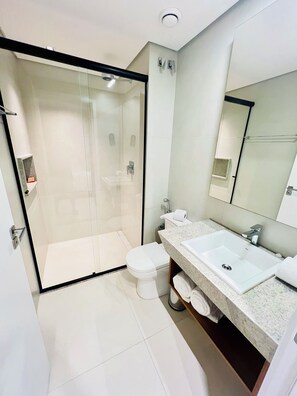 Shower, towels, soap, shampoo - Porto2Life Resort - Praia de Muro Alto (Ipojuca)