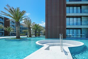 6 outdoor pools, free pool cabanas, pool umbrellas