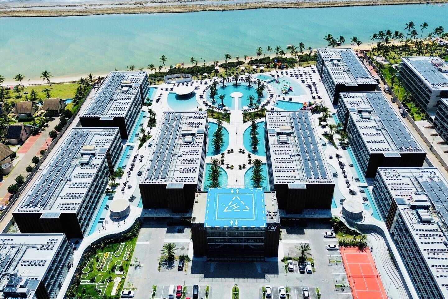 6 piscinas externas, barracas de cortesia, guarda-sóis