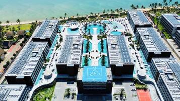 6 piscinas externas, barracas de cortesia, guarda-sóis