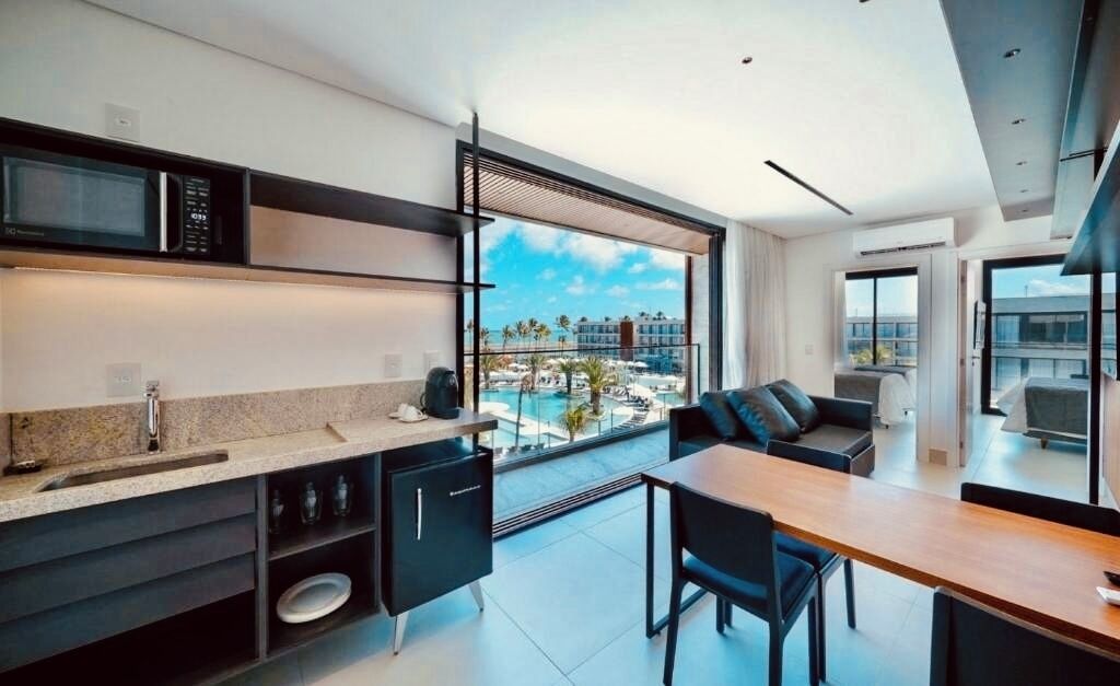 Mini-Kühlschrank, Mikrowelle, Hochstuhl, Kochgeschirr/Geschirr/Besteck