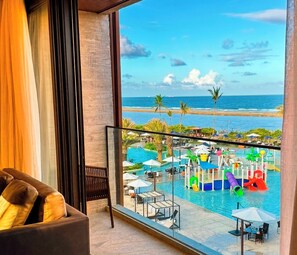 Apartamento superluxo, 2 quartos, frente para o mar | Sala de estar | Smart TV de 40 pulgadas con canales digitales, además de Netflix, Hulu