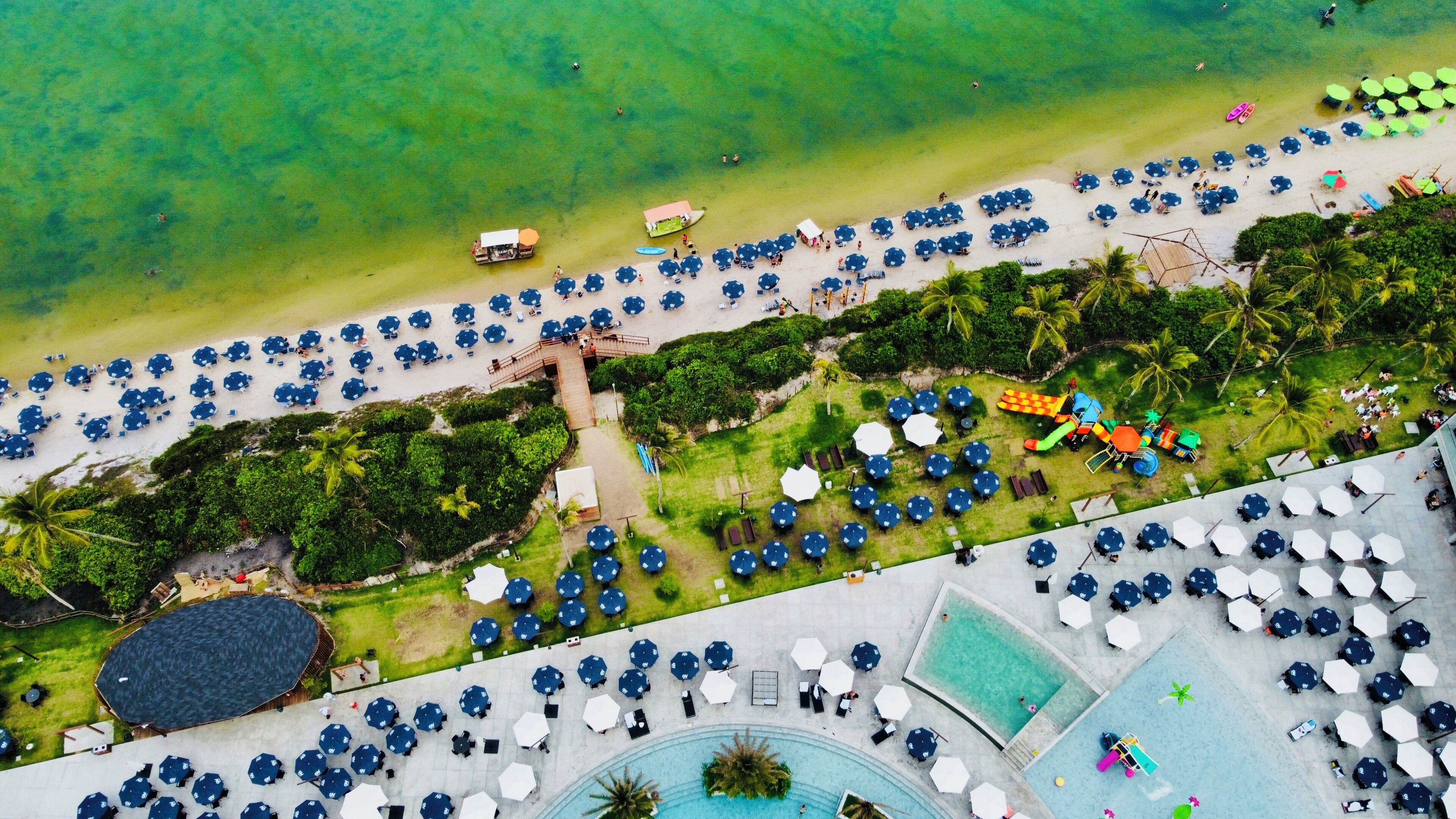 Ubicación a pie de playa, arena blanca y cabañas de uso gratuito