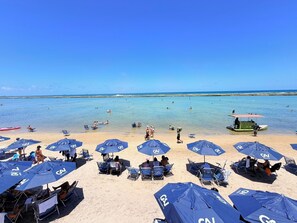 En la playa, arena blanca, camas de playa gratis