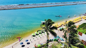 Trên bãi biển, cát trắng, lều miễn phí, ghế dài tắm nắng 