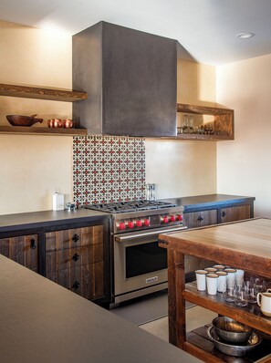 Kjøleskap, mikrobølgeovn, ovn og kokeplater