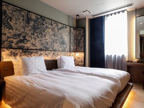 A hotel room with a large bed, a headboard with a floral design, a bedside table, and a window with curtains. - Arima Hot Spring nebi (Kobe)