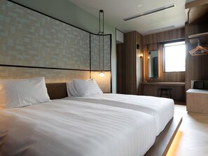 A modern hotel room with a large bed, a desk, and a wardrobe. - Arima Hot Spring nebi (Kobe)