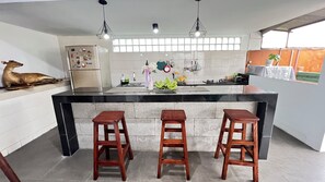 Fridge, microwave, stovetop, cookware/dishes/utensils - Villa Feridys (Banjaran)