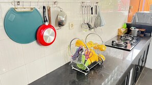 Fridge, microwave, stovetop, cookware/dishes/utensils - Villa Feridys (Banjaran)
