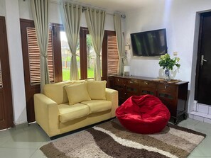 Deluxe Villa, 3 Bedrooms | Living area