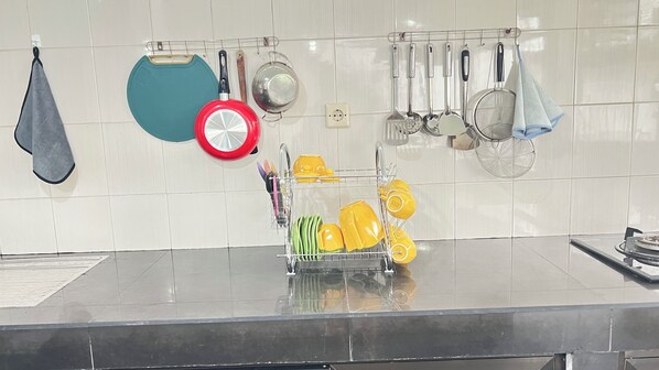 Fridge, microwave, stovetop, cookware/dishes/utensils - Villa Feridys (Banjaran)