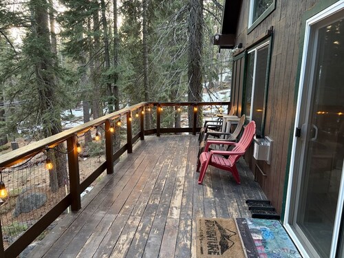 Forest Retreat Cabin – 4BR, Sleeps 10, Quiet Cul‑de‑Sac, Close to Sugar Bowl