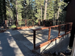 Property grounds - 4-Season Sierra Retreat - Borders Tahoe Forest - South Yuba River - Sleeps 10 (Soda Springs)