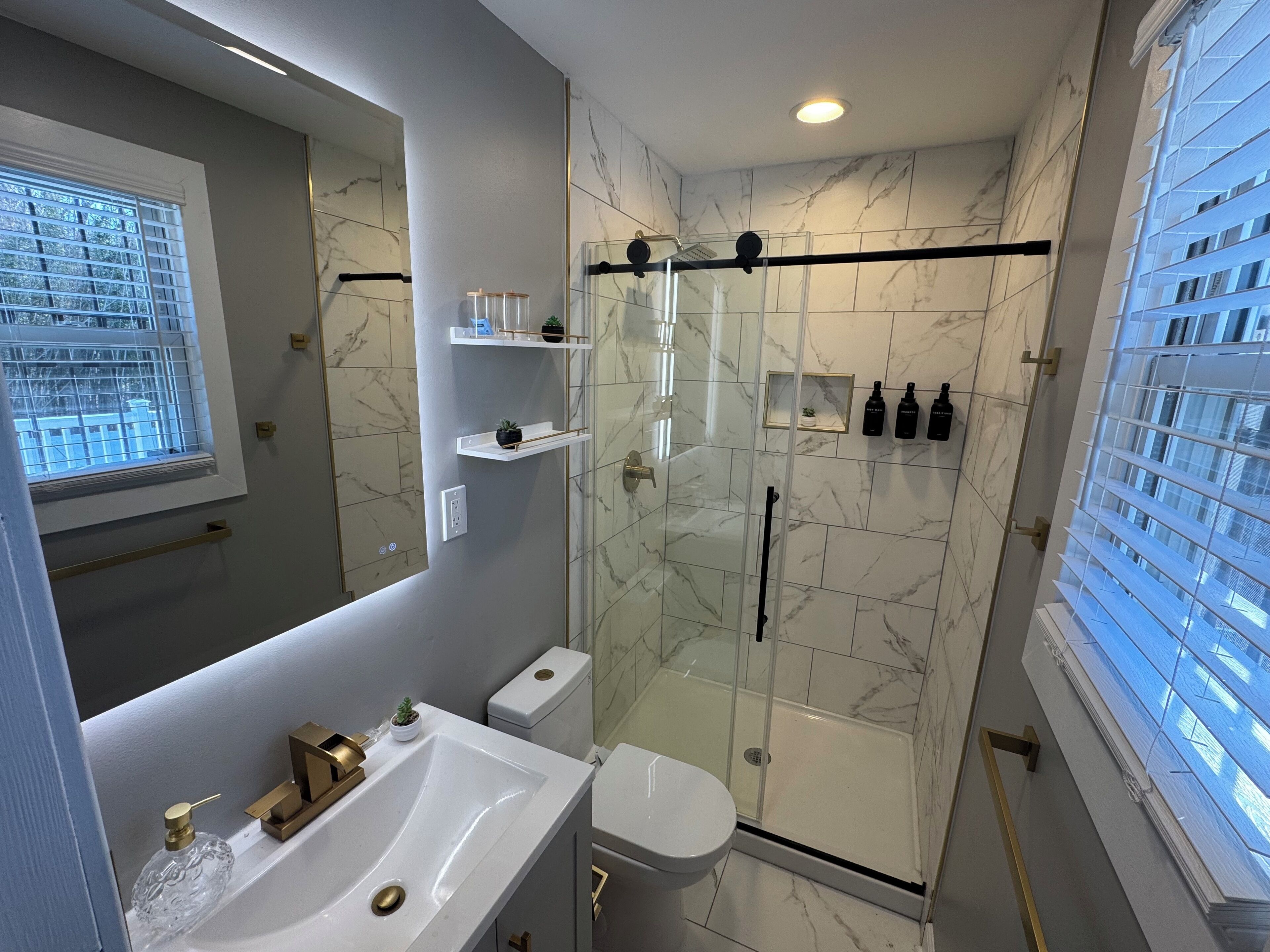 Douche, séchoir à cheveux, serviettes fournies, savon