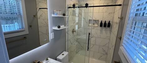Douche, séchoir à cheveux, serviettes fournies, savon