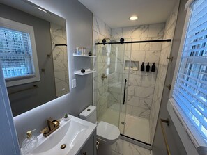 Ducha, secador de pelo, toallas y jabón