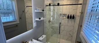 Modern stays with hot tub and pool