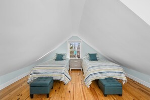 3 bedrooms, free WiFi, bed sheets - Dog-Friendly Pleasant Lake Cottage in Harwich (Harwich)