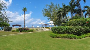 Property grounds - 2 Bedroom, 2 Bathroom Ground Floor Condo on Seven Mile Beach (Seven Mile Beach)