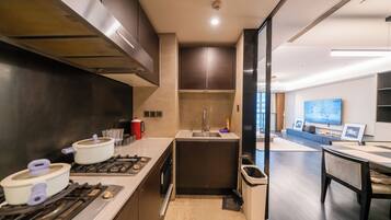 Luxury Apartment, City View | Private kitchen