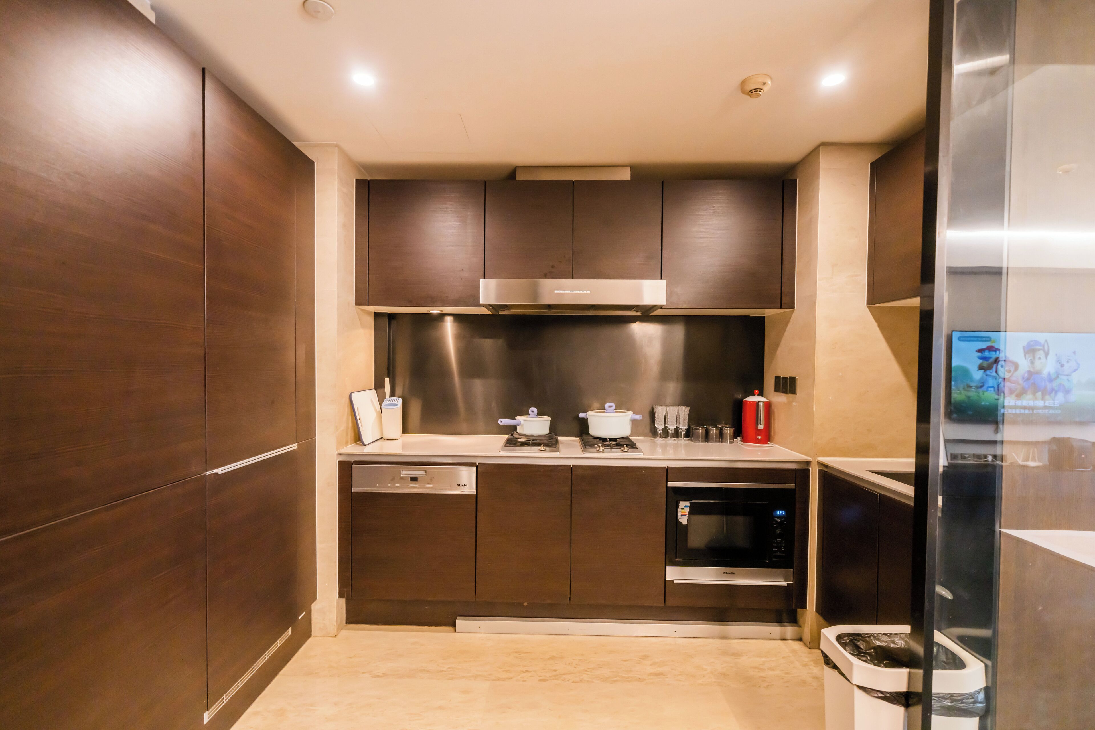 Luxury Apartment, City View | Private kitchen