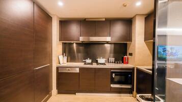 Luxury Apartment, City View | Private kitchen