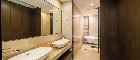 Căn hộ Cao cấp, quang cảnh thành phố | Phòng tắm | Dép đi trong nhà
