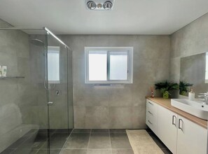 Shower, hair dryer, towels, soap - Misons Guesthouse (Mollymook Beach)