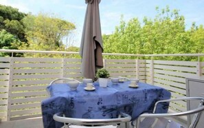 Outdoor dining - Holiday apartment with air conditioning and balcony (Lignano Sabbiadoro)