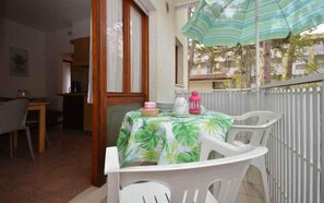 Outdoor dining - Holiday apartment with air conditioning and balcony (Lignano)