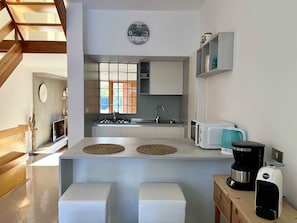 Fridge, microwave, stovetop, coffee/tea maker - Holiday flat with air conditioning and garden (Lignano Sabbiadoro)