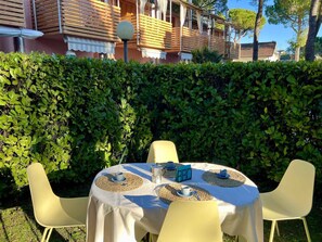 Outdoor dining - Holiday flat with air conditioning and garden (Lignano Sabbiadoro)