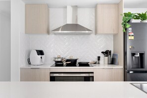 Fridge, microwave, oven, stovetop - BRAND NEW HOUSE perfect for multi Family&Work Crew (Pialba)