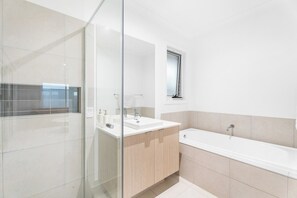 Shower, hair dryer, towels, soap - BRAND NEW HOUSE perfect for multi Family&Work Crew (Pialba)