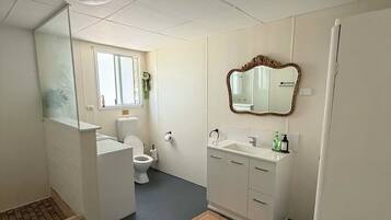 Douche, sĂšche-cheveux, serviettes fournies, savon