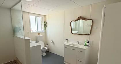 Country Escape! Cosy Farm Cottage on working Horse property, Large Dam