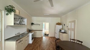 Fridge, microwave, oven, stovetop - Country Escape! Cosy Farm Cottage on working Horse property, Large Dam (North Dandalup)