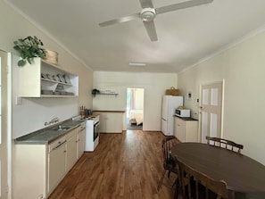 Fridge, microwave, oven, stovetop - Country Escape! Cosy Farm Cottage on working Horse property, Large Dam (North Dandalup)