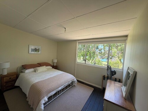 Country Escape! Cosy Farm Cottage on working Horse property, Large Dam