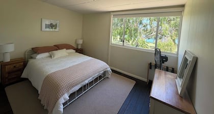 Country Escape! Cosy Farm Cottage on working Horse property, Large Dam