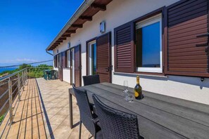 Outdoor dining - Holiday flat with sea view and air conditioning (Crikvenica)