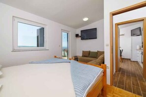3 bedrooms, WiFi - Holiday flat with sea view and air conditioning (Crikvenica)