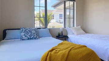 7 soverom, skrivebord, strykejern/-brett og reiseseng for barn