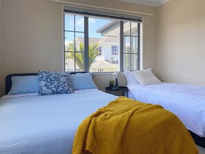 7 habitaciones, escritorio y tabla de planchar con plancha 